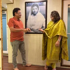 A wonderful moment with the amazing music composer Shamir Tandon at LM Studio, standing before a portrait of the great Lata Mangeshkar Ji. Her presence is always an inspiration.