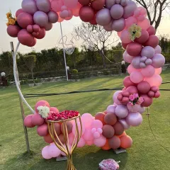 This outdoor 'Bride to Be' decoration uses a ring frame decorated with a balloon garland in shades of pink. I also added a small stand with rose petals, perfect for a daytime garden party.