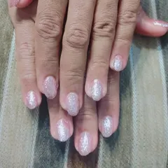 For the ultimate sparkle, this set features nails fully coated in a fine, reflective silver glitter. It's a simple yet high-impact design that catches the light beautifully.