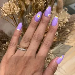 A perfect summer manicure. I hand-painted these cute little daisies on a vibrant lavender base for a fresh and cheerful look.