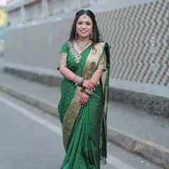 A full-length shot of the bride on the street, looking effortlessly elegant. The makeup is perfect for both indoor and outdoor settings, maintaining its grace.