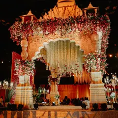 This mandap was designed to replicate the grandeur of a traditional Indian temple. Intricately carved pillars, a domed roof, and a profusion of florals created a sacred and awe-inspiring space for the wedding ceremony.