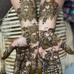 A bold and beautiful Arabic floral design on the palms, with a heart motif for a touch of romance.
