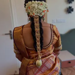 The classic Poola Jada is a hallmark of South Indian brides. Here are different variations, from heavy temple-style accessories to delicate floral arrangements.