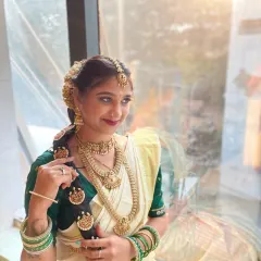 Mastering bridal hairstyling is a cornerstone of our program. This traditional South Indian bridal look, created by one of our students, features an intricate Jada braid, beautifully adorned with classic hair jewelry, showcasing advanced styling skills.