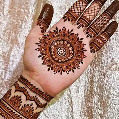 A classic circular or mandala mehandi design. This timeless pattern is perfect for any festival or party, offering a look that is both traditional and chic.