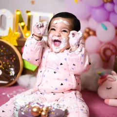 Hands up if you love cake. Prisha is all excitement during her candyland-themed cake smash session.