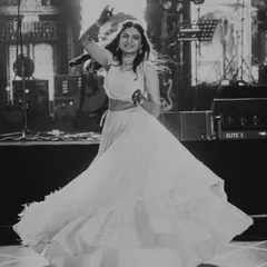 Her graceful moves tell a story. This bride took to the stage with a solo performance that was elegant, joyful, and completely her own, captured beautifully in this timeless black and white shot.