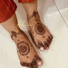 For those who love elegance in simplicity, I offer minimalist designs. This delicate foot mehendi features a central mandala, leafy patterns on the toes, and a beautiful chain-like design around the ankle for a subtle yet stylish look.