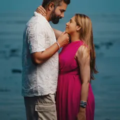 A lovely, intimate portrait of Nishant and Jaspal by the sea. The deep blue of the water in the background makes her vibrant pink dress pop, creating a beautiful color contrast.