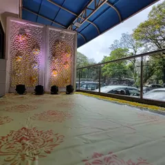 We also decorate passage areas and corridors to match your main decor. Here, we used backlit decorative panels and a printed floor covering to beautify the walkway.