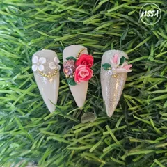 A stunning set of 3D floral and glitter nails created by one of my students. Their attention to detail and composition is fantastic.