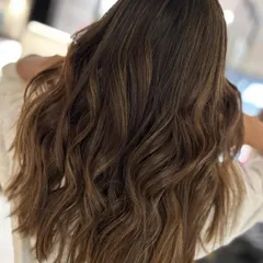 We took her from long hair to a chic, shoulder-length style. I added a warm beige balayage to complement the new one-length haircut, creating a fresh and modern transformation.