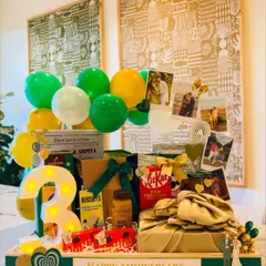The full view of the emerald and gold anniversary hamper, a beautiful composition of balloons, photos, gifts, and personalized elements.