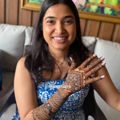 This backside mehendi is all about precision and balance. It features bold borders, fine lines, and thoughtfully placed floral and geometric patterns that flow naturally to create a design that feels both rich and graceful.