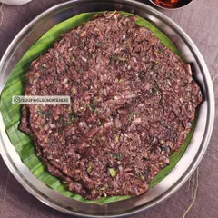 Our nutritious Ragi Roti is a gluten-free flatbread made from finger millet flour and mixed with onions and herbs. It is served on a banana leaf for an authentic touch.