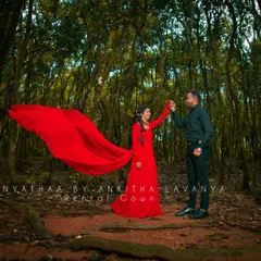 The long trail of the gown creates a sense of movement and romance. It's a versatile piece that allows photographers to capture a wide variety of creative and dynamic shots.