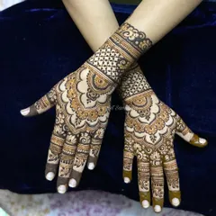 A lovely symmetrical design that is perfect for any festive occasion, with clean lines and a balanced composition.