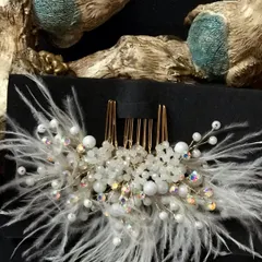 There's something so soft and romantic about feathers. This pearly feather comb gives an ethereal, fairytale touch that I absolutely adore for a classic bridal or engagement look.