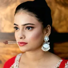 Serving all the glam with this stunning Indian party makeup look. The winged eyeliner and red lip create a classic, unforgettable vibe.