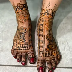 This was one of my best foot designs, featuring a unique snake motif surrounded by architectural elements. It shows how we can incorporate unconventional symbols into your bridal henna.