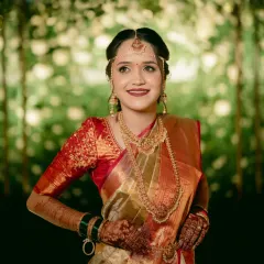 For our Maharashtrian queen, we embraced tradition with a touch of modern glam. This look features a radiant base that complements her Kanjivaram saree and temple jewellery, creating a bold yet soft beauty that is truly unforgettable.