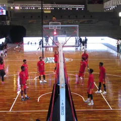 A team runs through shooting drills on our main court. The professional setup, including the polished wooden floor and clear court markings, provides an ideal environment for focused practice.