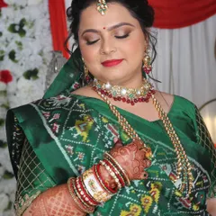 No filter needed for this gorgeous Gujarati bride. We got her ready in less than an hour, and her natural, glowing makeup looks absolutely on point in the daylight.