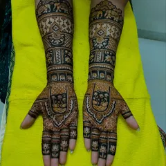 A full-coverage bridal design featuring classic Indian motifs like elephants and swans. The intricate patterns and dark stain are a result of our 100% organic henna and experienced artists.