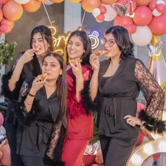 Pizza and pajamas. This fun shot from a bachelorette party shows the relaxed and candid moments I love to capture.