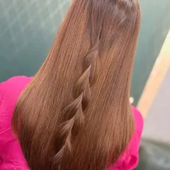 It's all in the details. We added this simple but elegant pull-through braid to straight, sleek hair for a touch of unique style that's low-maintenance but head-turning.