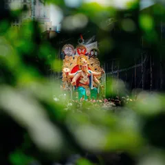 A perfectly framed shot of the famous Chinchpokli Cha Chintamani, seen through the leaves. It was a crowded day, but this view felt like a personal blessing from Bappa, reminding me that he always shows a way, even in chaos.