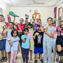 A fantastic group photo from our papermache workshop! Look at the amazing variety of sculptures, from fish and turtles to abstract shapes, all made by our talented students.