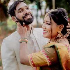 Pure, unscripted laughter. These are the moments that truly define your wedding story. This black and white candid shot captures the genuine happiness of the couple during their outdoor session.