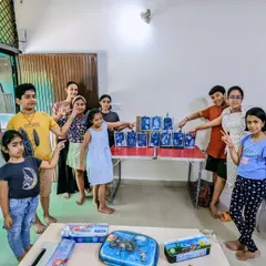 Exploring old techniques in new ways. These are the happy faces from my Cyanotype workshop, where students learned a historic photographic printing process to create beautiful, unique blue prints.