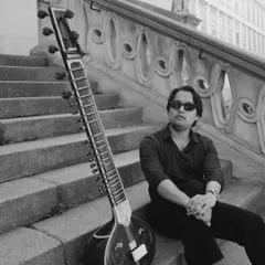 A black and white photo from Vienna. The stillness of the city felt like a pause, a moment for reflection before the next concert.