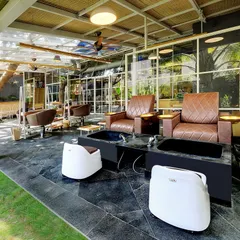 A semi-open space at Enrich Salon extends from the backyard, serving as a pedicure and lounge area. It is open on one side to invite gentle breezes and natural light, making the most of Bengaluru’s pleasant weather.