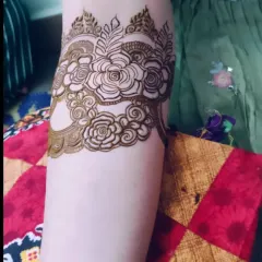 Another beautiful arm band, this one with delicate rose patterns. It's like wearing a piece of jewelry made of henna.