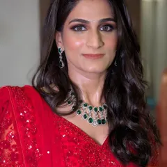 For Shriya's reception, we went for a classic and glamorous look. This features a sharp, brown smokey eye and radiant skin that looks stunning both in person and on camera, perfectly complementing her vibrant red lehenga and emerald jewellery.
