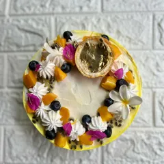 Say hello to our Mango Passion Cake! This tropical delight is perfect for summer, combining the sweetness of fresh mango with the tangy zest of passionfruit. We decorate it with fresh fruits, edible flowers, and a touch of gold leaf for a beautiful finish.