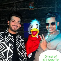 Backstage at India's Got Talent with the amazing host, Arjun Bijlani. Ducky was particularly excited to meet him and get some screen time. It's always fun to interact with the stars behind the camera.