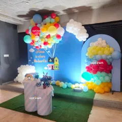 The full setup for the creative housewarming decor.