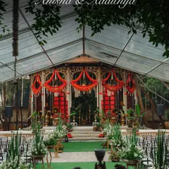 A wide view of a traditional wedding setup under a transparent German tent, ensuring the beauty of the outdoors is part of the ceremony, rain or shine. Our planning always includes practical solutions without compromising on aesthetics.