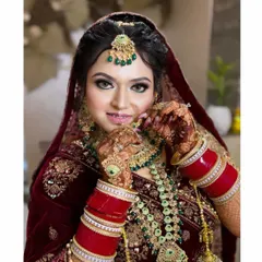 Our beautiful bride, ready for her wedding ceremony. The makeup features dramatic winged eyeliner and a perfectly blended base, paired with heavy kundan jewelry for a complete and stunning bridal transformation.