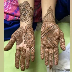 A beautiful example of a mixed-style design, with one hand in a traditional Indian pattern and the other in a more geometric style.