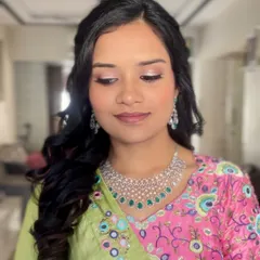 For this Haldi bride, we went with a simple and natural look. The focus was on creating dewy, glowing skin that looked fresh and beautiful for her daytime ceremony.