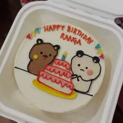An adorable birthday bento featuring two cute bears and a tiny three-tier cake. This kind of detailed character work is one of our favorite things to do on our mini cakes.