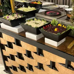 Our live counters are designed to be a central feature of your event. This setup shows a variety of salads and toppings, ready for guests to customize their plates with fresh, vibrant ingredients.