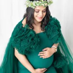 Creating a serene 'pari' look for this mother-to-be. The combination of the emerald green gown and a delicate floral crown creates such a soft and magical feel. My studio sessions are all about making you feel beautiful and comfortable.