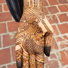 A closer look at the details on the palm. I enjoy creating dense, traditional patterns that are full of tiny elements like fine lines, dots, and floral motifs. Every part of the design is drawn with care.